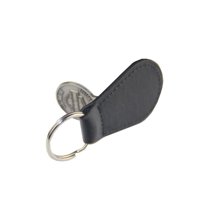 Geometrikus, divatos dombornyomott bőr kulcstart&oacute;