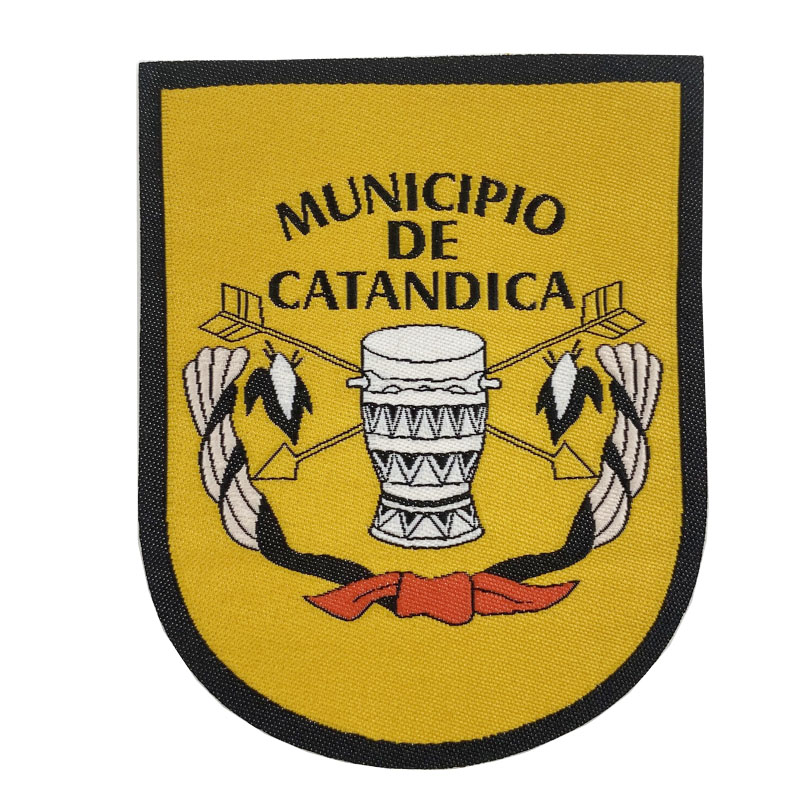 Painettu kudottu neulemerkki kouluvaatteille